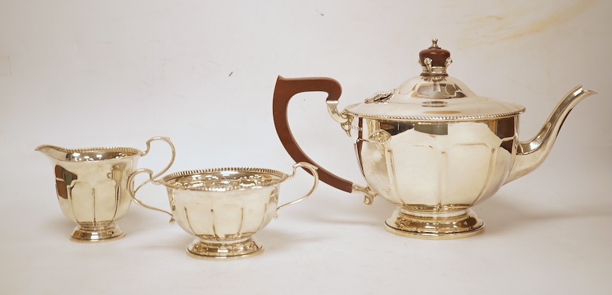 A George V three piece silver tea set by Pearce & Sons & Sons, Birmingham, 1935, gross weight 26.6oz.